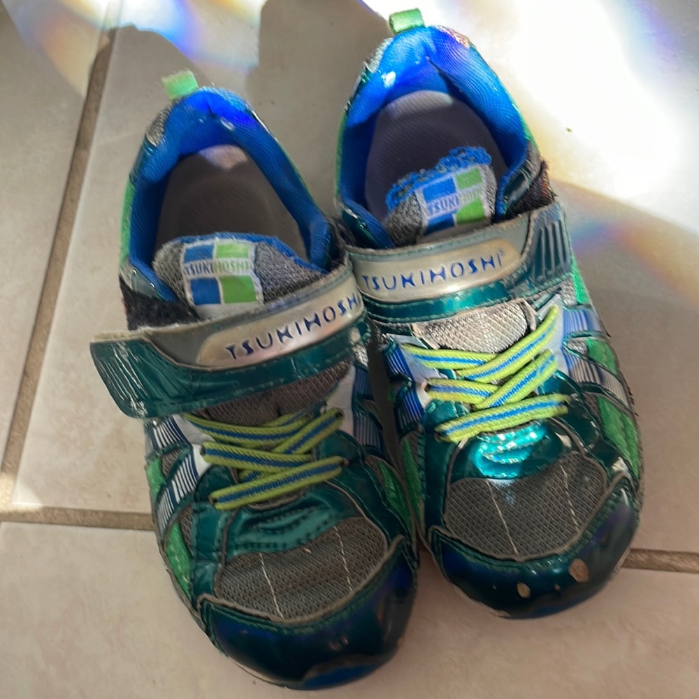 Boys tennis shoes
